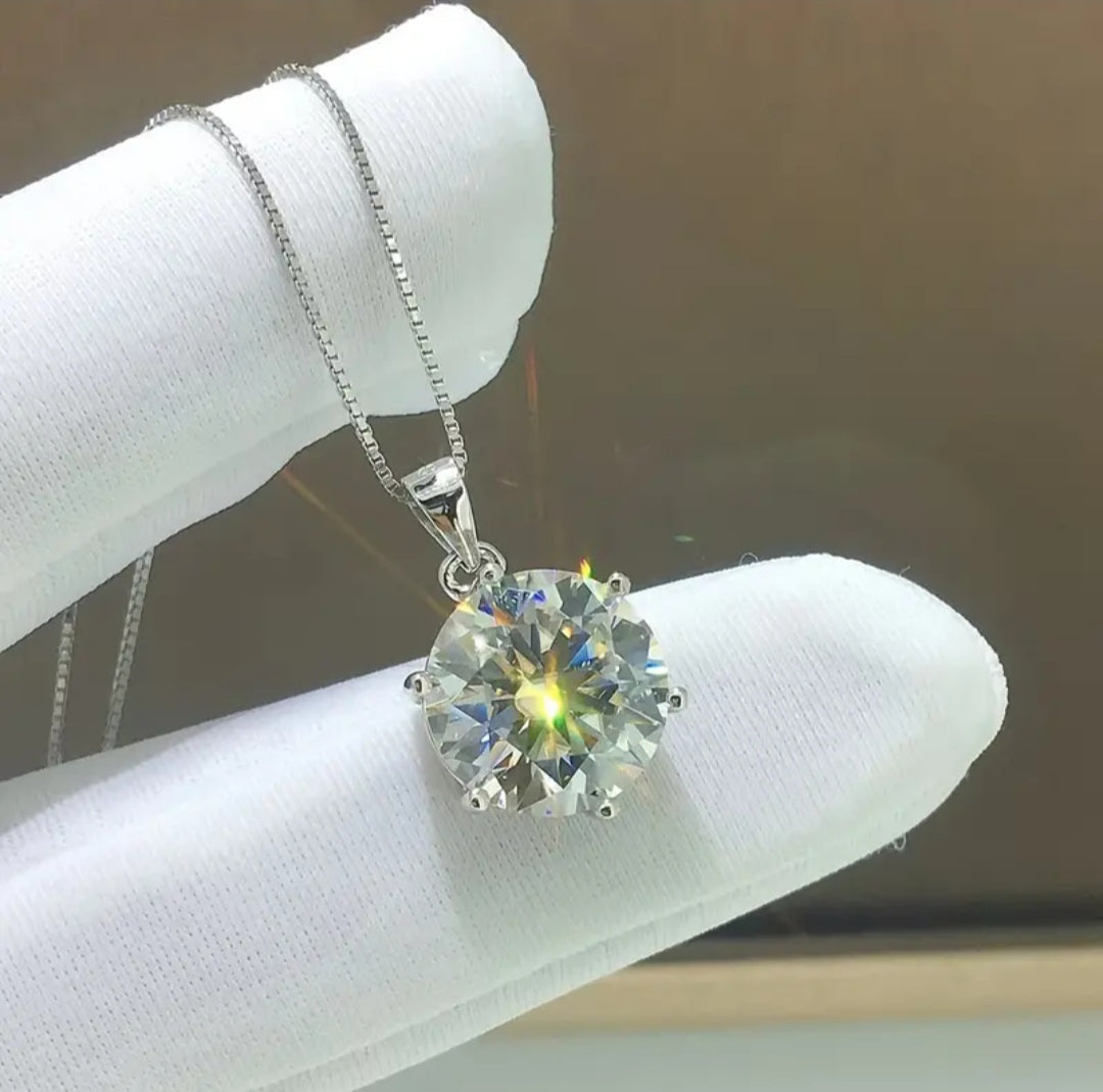 Della Moissanite Pendant
